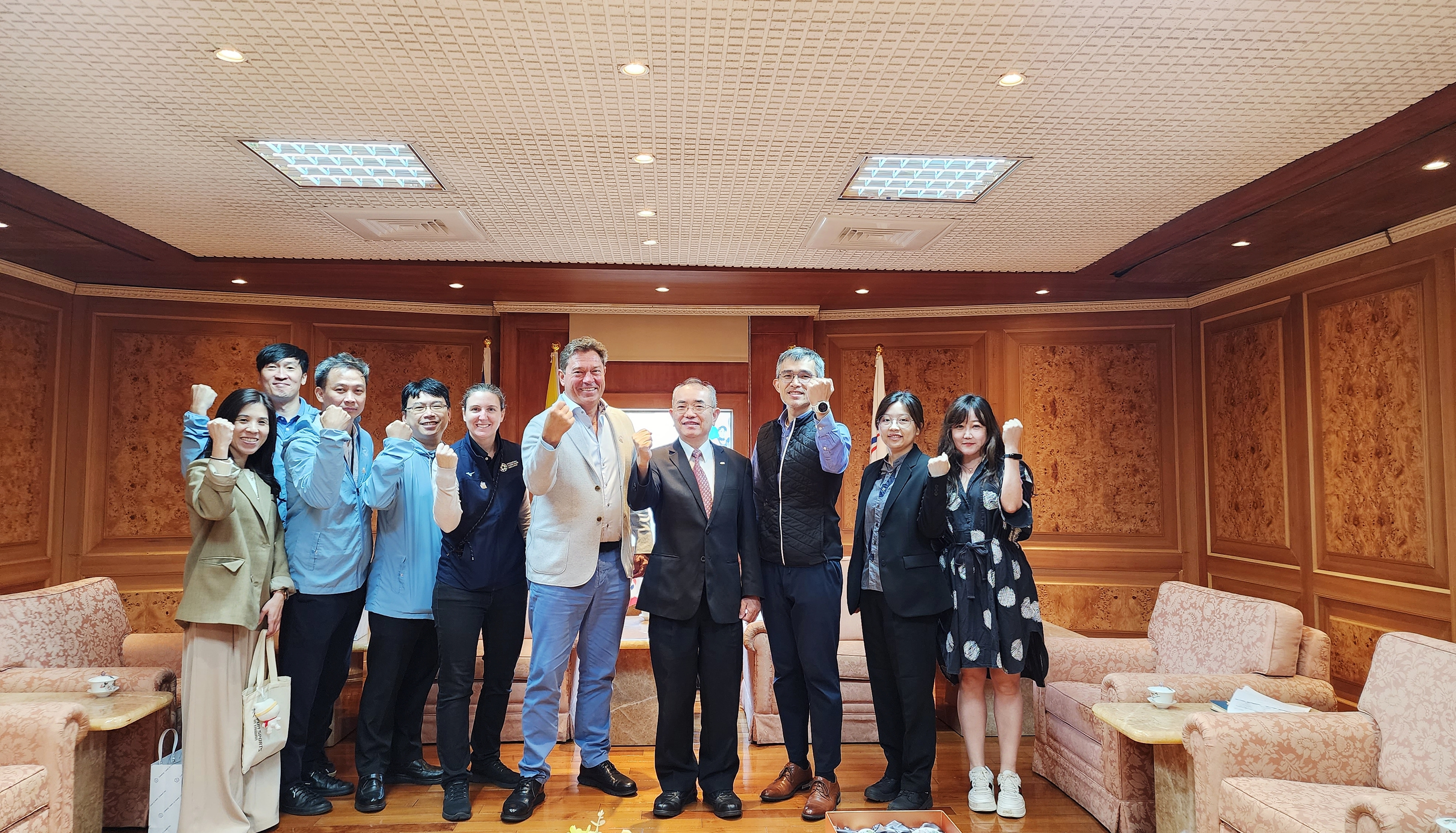 (圖)Two distinguished guests, Mr. Holm (6th from left), CEO of the International Masters Games Association (IMGA), and Competition Director Ms. Fernanda (5th from left), paid a visit to the Sports Administration, and were received by Chief Secretary Lu Chung-jen (4th from right).
